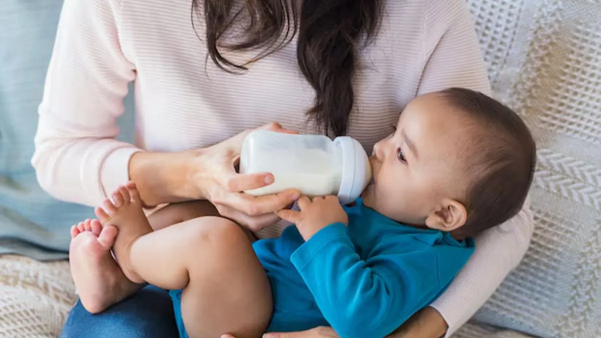 பிறந்த குழந்தைக்கு பசும்பால் கொடுப்பது நல்லதா? கொடுத்தா என்னாகும்? மருத்துவர் தரும் அறிவுரை
