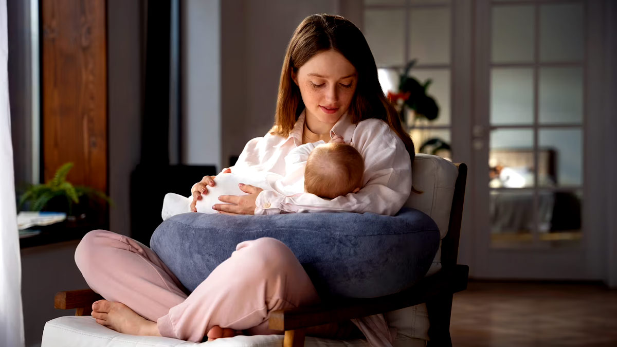 Breastfeeding Positions: தாய்ப்பால் கொடுப்பதற்கான சரியான நிலை எது தெரியுமா.?