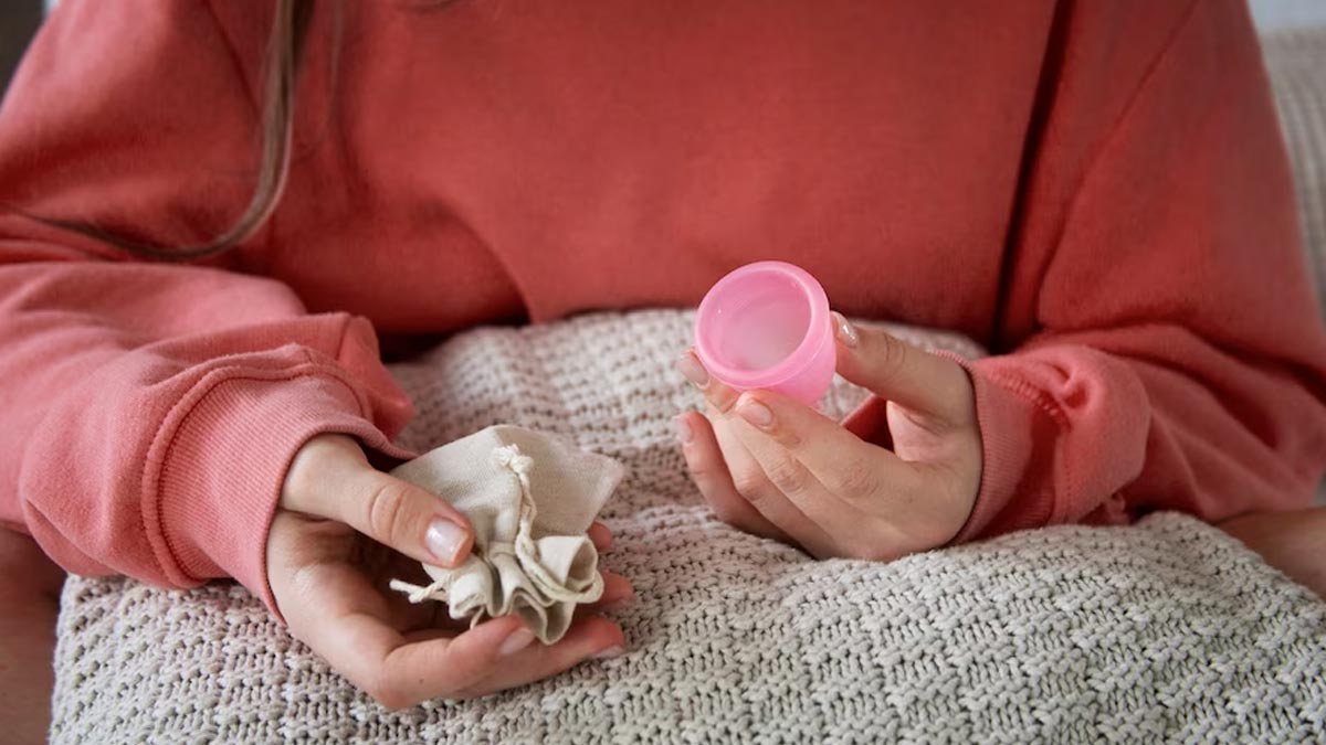 Menstrual Cup: மென்சஸ் கப்பின் நன்மைகள் மற்றும் தீமைகள் பற்றி தெரியுமா? தெரிஞ்சிகிட்டு பயன்படுத்தலாமே!