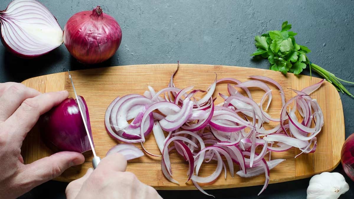 Onion Benefits: தலைமுடி ஆரோக்கியத்திற்கு வெங்காயத்தை இப்படி பயன்படுத்தி பாருங்கள்!