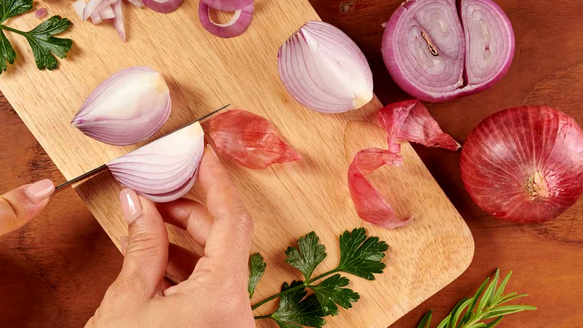 Onion Peel Benefits: இனி வெங்காயத் தோலை தூக்கி போடாதீங்க. வெங்காயத் தோல் தரும் ஆச்சரிய நன்மைகள் இதோ