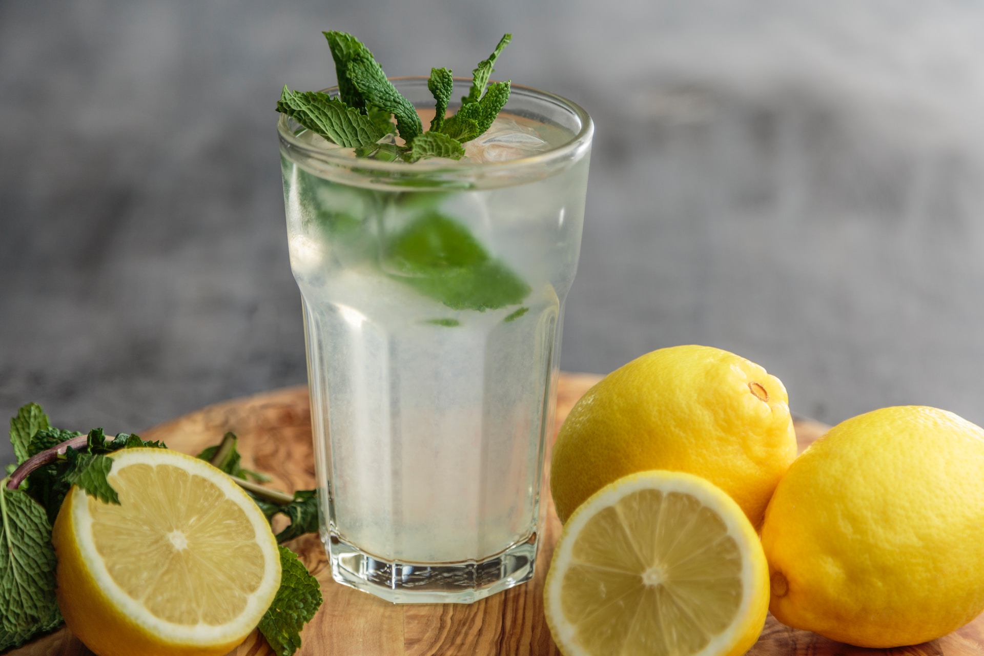 Lemon Water Benefits: தினமும் காலையில் லெமன் வாட்டர் குடித்தால் ஆரோக்கியத்திற்கு இவ்வளவு நல்லதா?