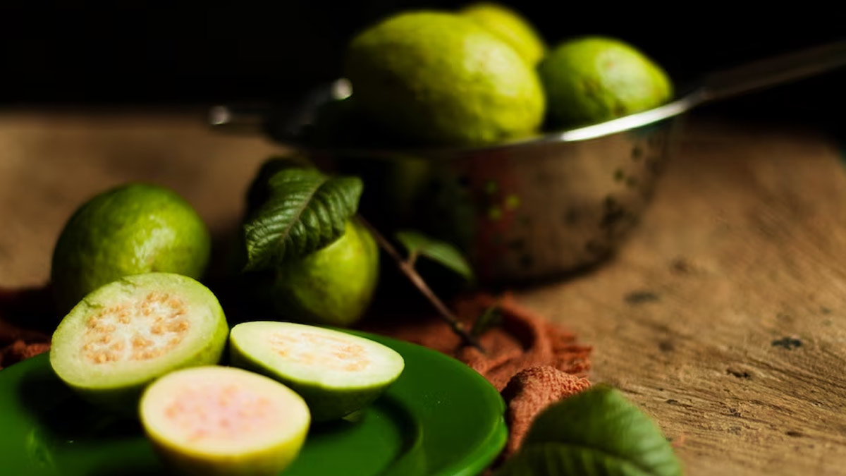 Guava For Weight Loss: உடல் எடையை குறைக்க உதவும் கொய்யா பழம்.. இப்படி சாப்பிட்டு பாருங்கள்!