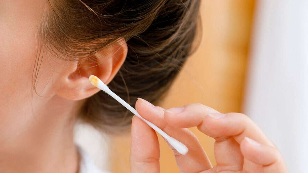 Earwax Cleaning Tips: காதில் உள்ள அழுக்குகளை பாதுகாப்பாக நீக்க இதை முயற்சி செய்யுங்க