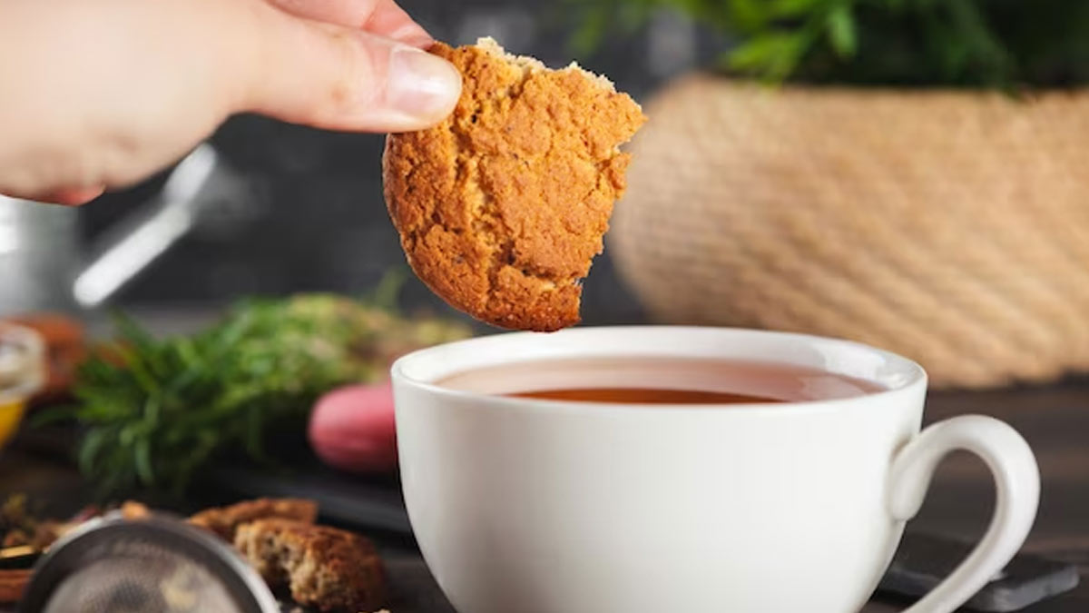Tea With Biscuits: தினமும் டீயில் பிஸ்கட் சேர்த்து சாப்பிடுபவர்களா நீங்கள்? இத கட்டாயம் தெரிஞ்சிக்கணும்