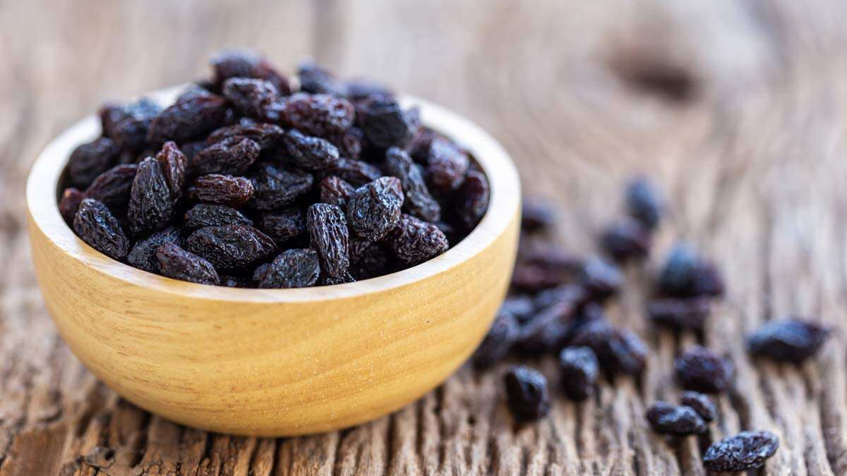 Black Raisins benefits: தினமும் காலையில் வெறும் வயிற்றில் ஊறவைத்த கருப்பு திராட்சை சாப்பிடுவதன் நன்மைகள்!