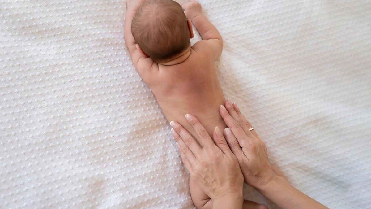 Baby Massage Oil: குழந்தைக்கு மசாஜ் செய்ய பெஸ்ட் எண்ணெய் எது? பலன்கள் என்ன?