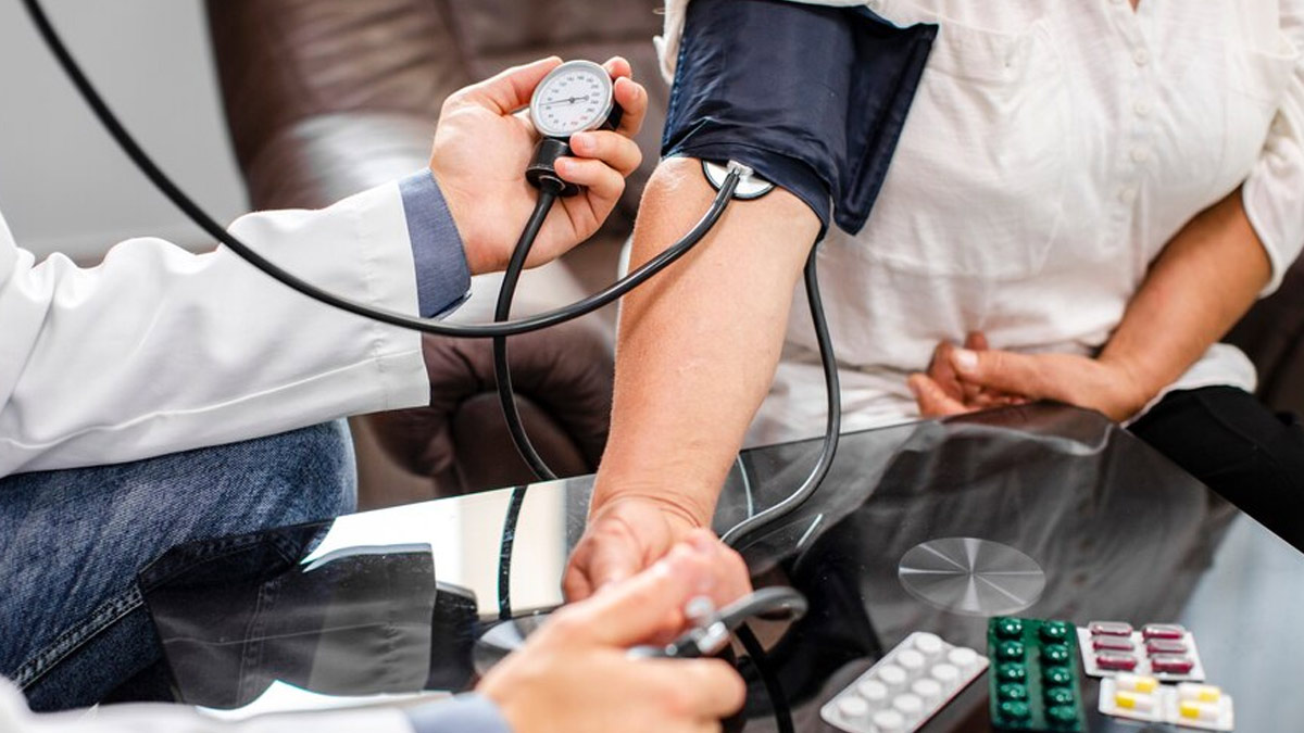 Milk and Blood Pressure: சூடான பால் குடித்தால் BP அதிகரிக்குமா? மருத்துவர்கள் கூறுவது என்ன?