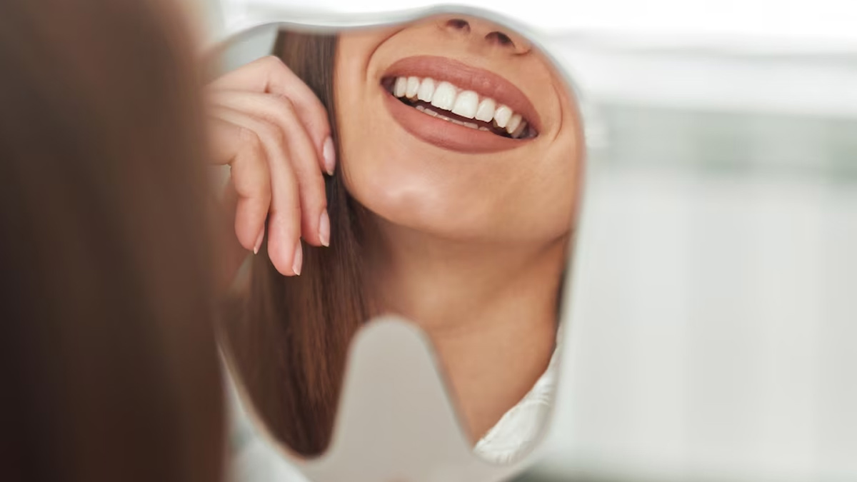 Teeth Whitening Tips: பற்கள் வெண்மையாக இந்த உணவுகள் மற்றும் பழங்களைச் சாப்பிடுங்க