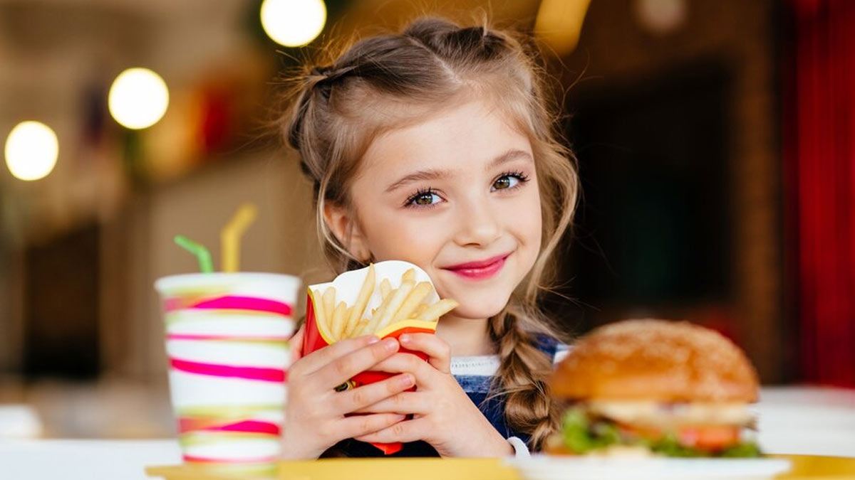 Junk Food Effects: உங்க குழந்தை அதிகம் ஜங்க் ஃபுட் சாப்பிடுமா? இது தெரிஞ்சா இனி கொடுக்கவே மாட்டீங்க