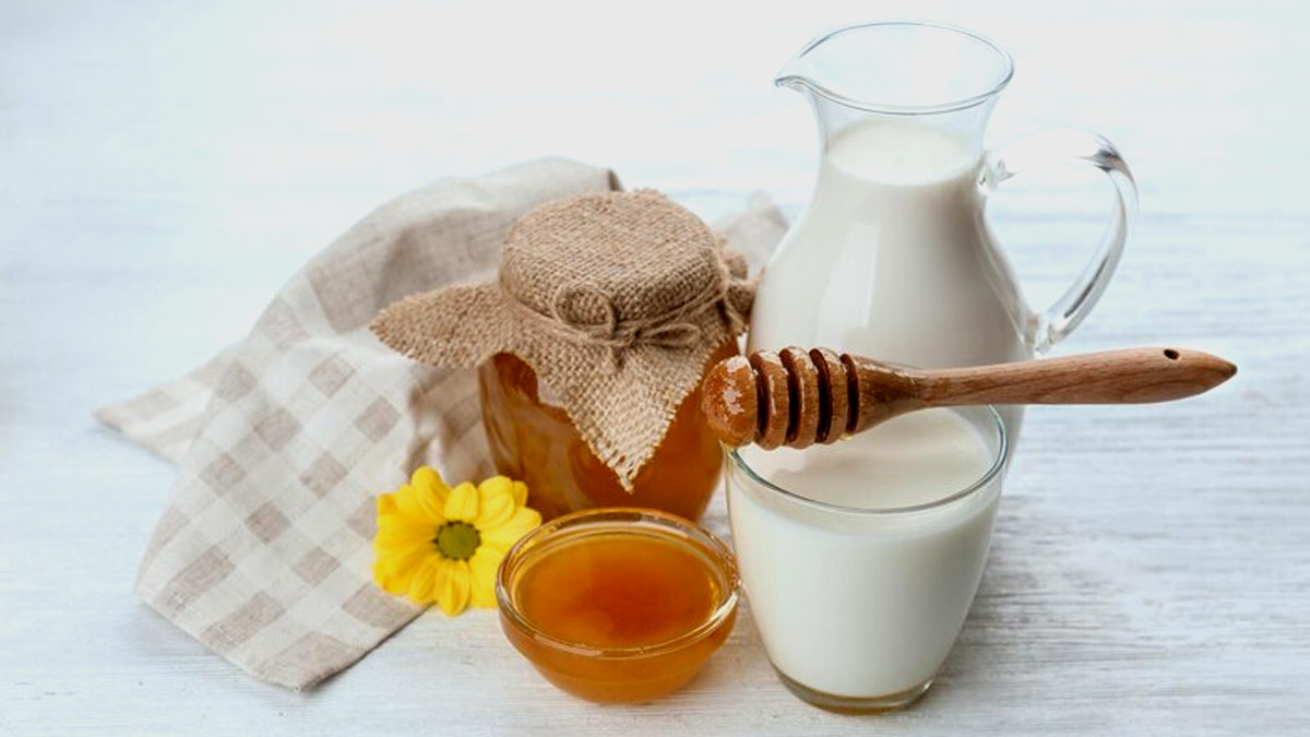 Milk With Honey: பாலில் தேன் கலந்து குடிக்கலாமா? அப்படி குடித்தால் என்ன ஆகும்!