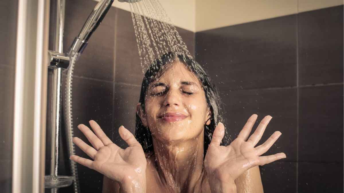Night Bath: இரவு நேரத்தில் குளிப்பதில் இவ்வளவு நல்லது இருக்கா?