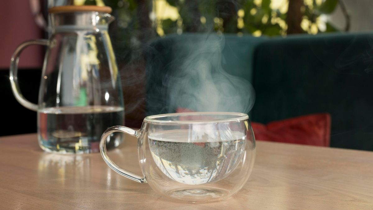 Benefits Of Hot Water: காலையில் டீ, காஃபிக்கு பதில் ஒரு டம்ளர் வெந்நீர் குடிப்பது எவ்வளவு நல்லது தெரியுமா?