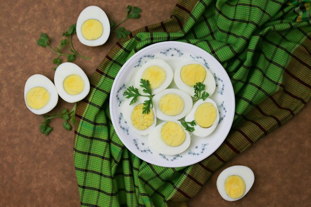 Egg Side Effects: அளவுக்கு அதிகமா முட்டை சாப்பிட்டால் என்ன ஆகும் தெரியுமா?