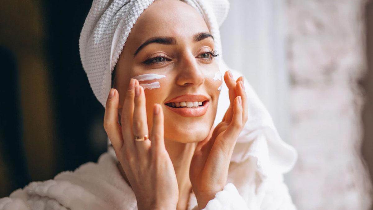Glowing Skin: இயற்கையான சரும பொலிவை பெற இந்த வீட்டு வைத்தியங்களை ட்ரை பண்ணுங்க!!