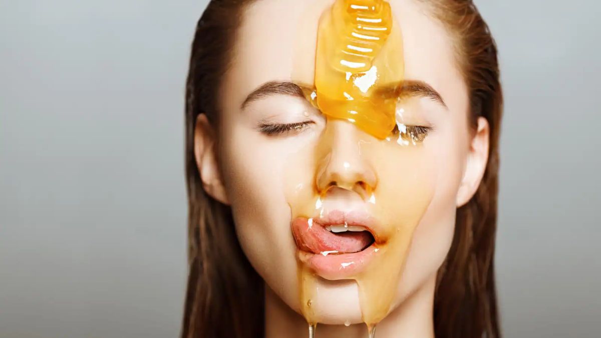 Honey For Face: உங்க முகம் தங்கம் போன்று ஜொலிக்க தேனில் இவற்றை கலந்து தடவுங்கள்!