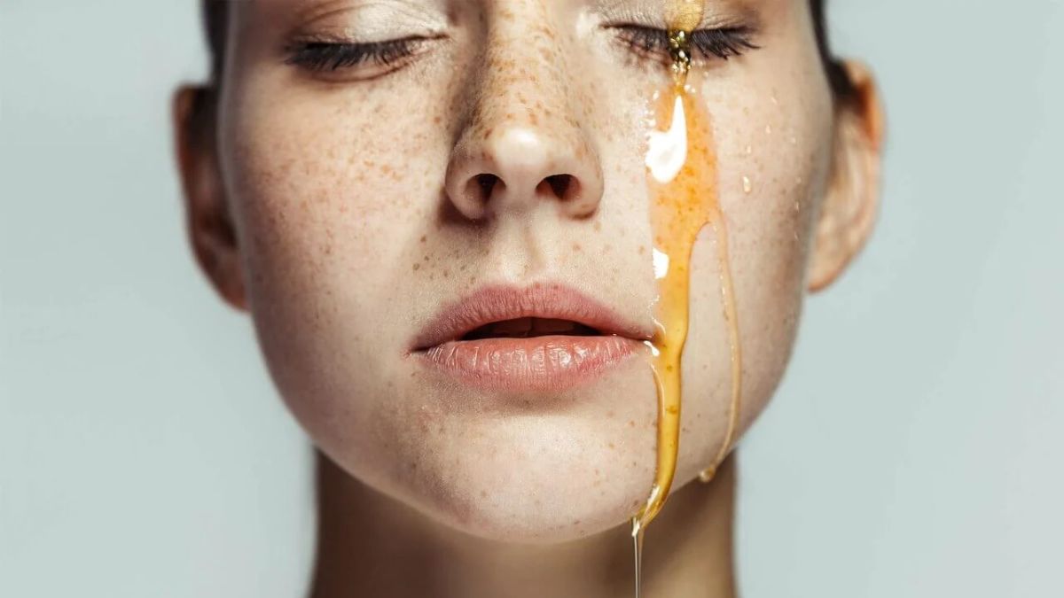 Honey on Face: குளிர்காலத்தில் முகத்திற்கு தேன் தடவுவது எவ்வளவு நல்லது தெரியுமா?