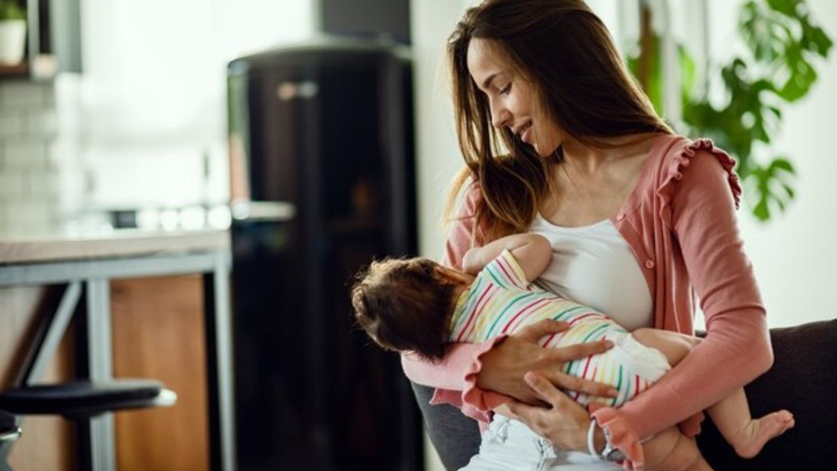 Postpartum Hair Loss: குழந்தை பெற்ற தாய்மார்களுக்கு கொத்து, கொத்தாய் முடி கொட்டுவது ஏன்? - தடுக்கும் வழிகள்!
