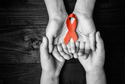 HIV and AIDS: எய்ட்ஸ் நோயாளியை தொட்டாலே நோய் பரவுமா? HIV குறித்த கட்டுக்கதைகளும் உண்மைகளும்!