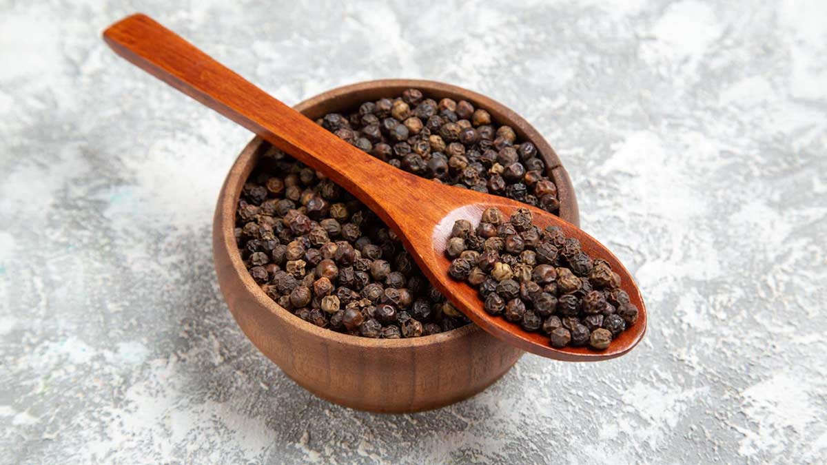 Black Pepper: குளிர்காலத்தில் கருப்பு மிளகை இப்படி சாப்பிட்டால் பல நோய்களில் இருந்து விடுபடலாம்!