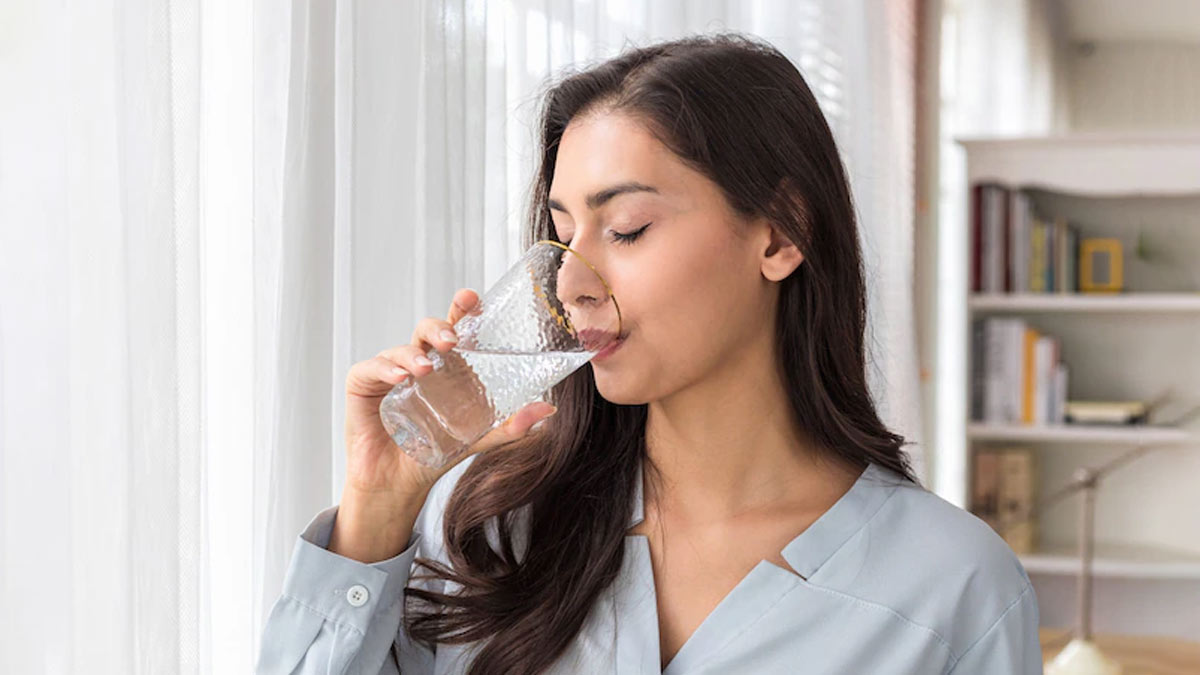 Drinking Water in Morning: காலையில் எழுந்தவுன் வெறும் வயிற்றில் 1 கிளாஸ் தண்ணீர் குடிப்பது நல்லதா?
