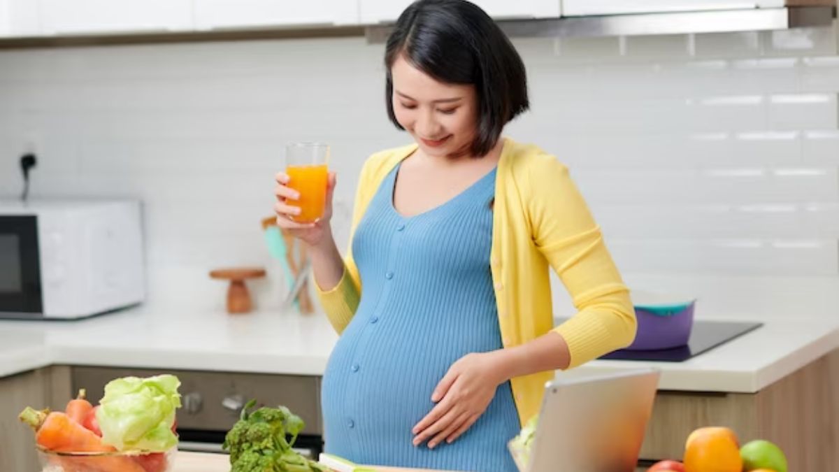 Juice for Pregnancy: கர்ப்ப காலத்தில் தினமும் ஃப்ரூட் ஜூஸ் குடிப்பது நல்லதா? நிபுணர்கள் கூறுவது இங்கே!