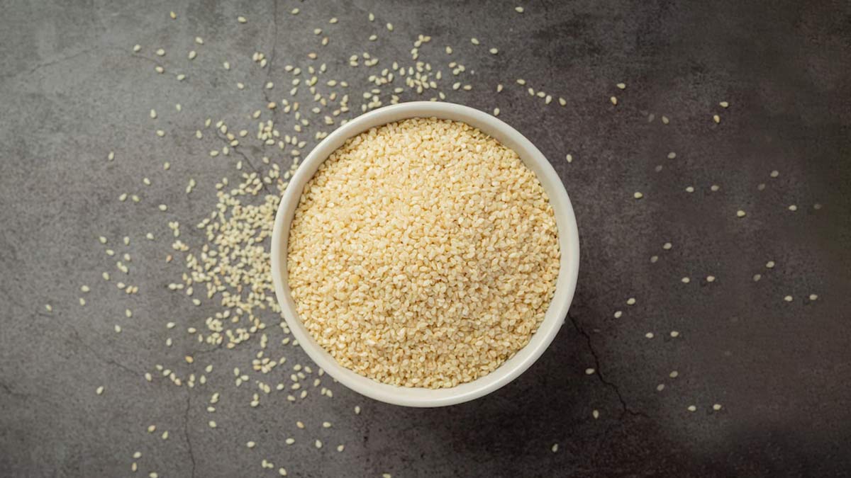 Sesame Seeds Benefits: வெள்ளை எள்ளை இப்படி சாப்பிட்டால் முடி மளமளவென வளருமாம்!