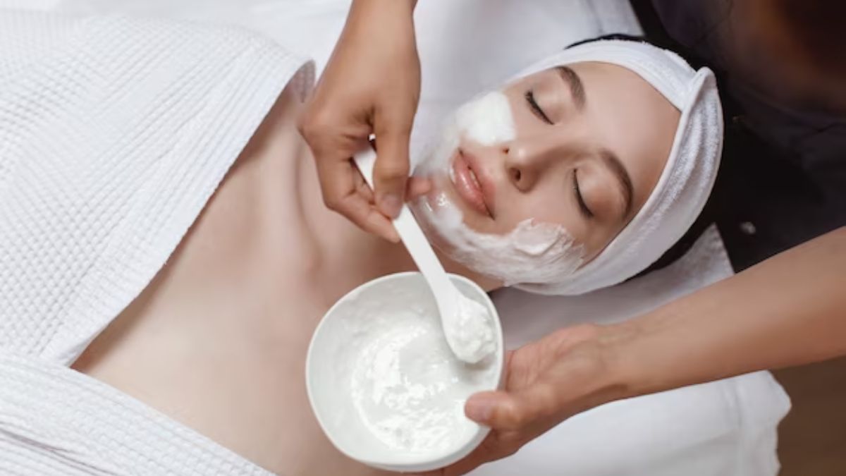 Curd Face Pack: தயிர் போன்ற பளபளப்பான சருமத்திற்கு தயிரை இந்த வழிகளில் பயன்படுத்துங்க.