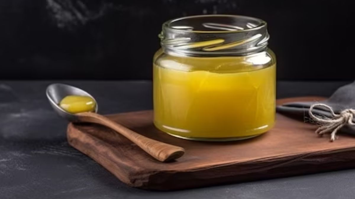 Ghee With Warm Water: வெறும் வயிற்றில் வெதுவெதுப்பான நீரில் ஒரு ஸ்பூன் நெய் சாப்பிடுவதால் கிடைக்கும் நன்மைகள்!