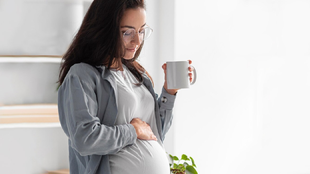Caffeine During Pregnancy: கர்ப்பிணிப் பெண்கள் ஒரு நாளைக்கு எவ்வளவு காஃபி குடிக்கலாம்? நிபுணர்கள் கூறுவது இங்கே!