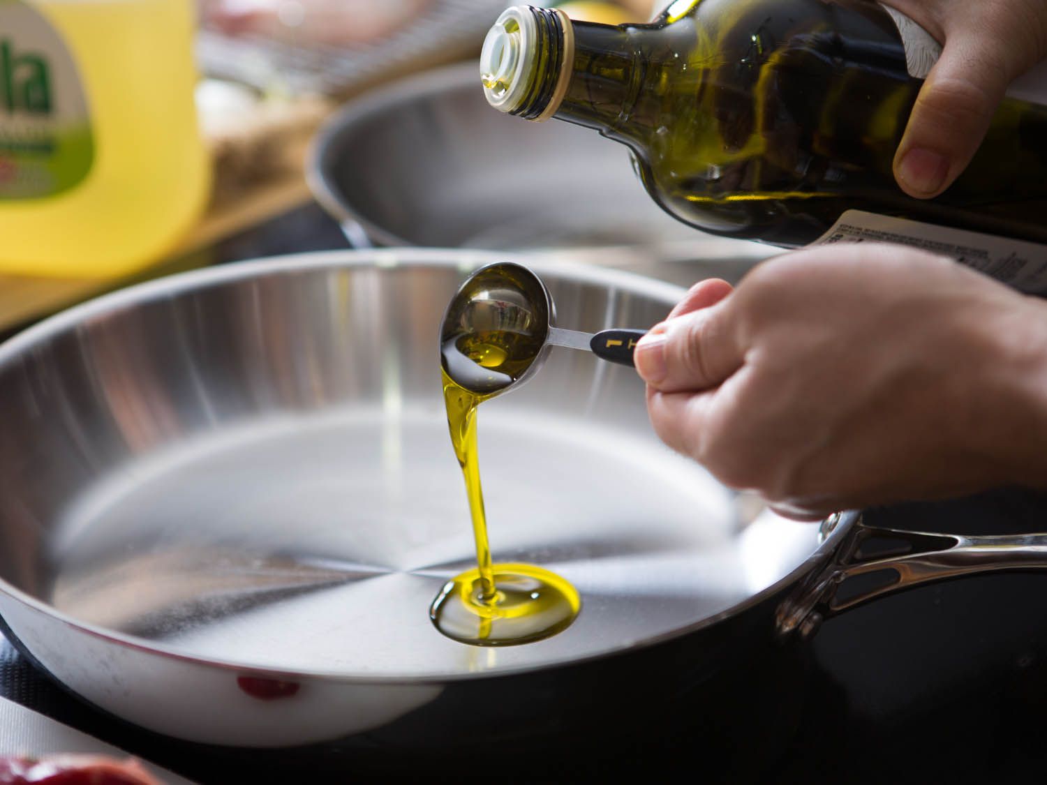 Olive Oil: சமையலுக்கு ஆலிவ் ஆயில் பயன்படுத்துவது நல்லதா? நிபுணர்கள் கூறுவது இங்கே!