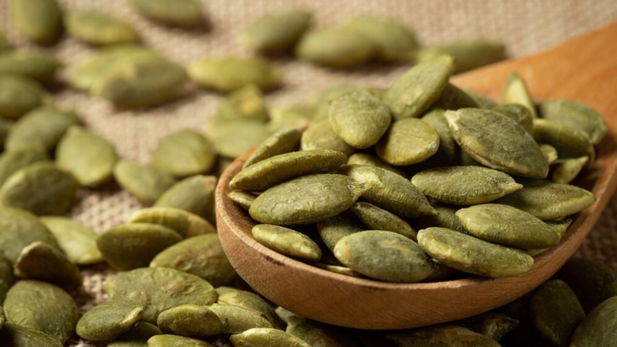 Pumpkin Seeds Benefits: இத்தூண்டு விதையில் இவ்ளோ நன்மைகள் இருக்கா? இது தெரிஞ்சா தினமும் சாப்பிடுவீங்க