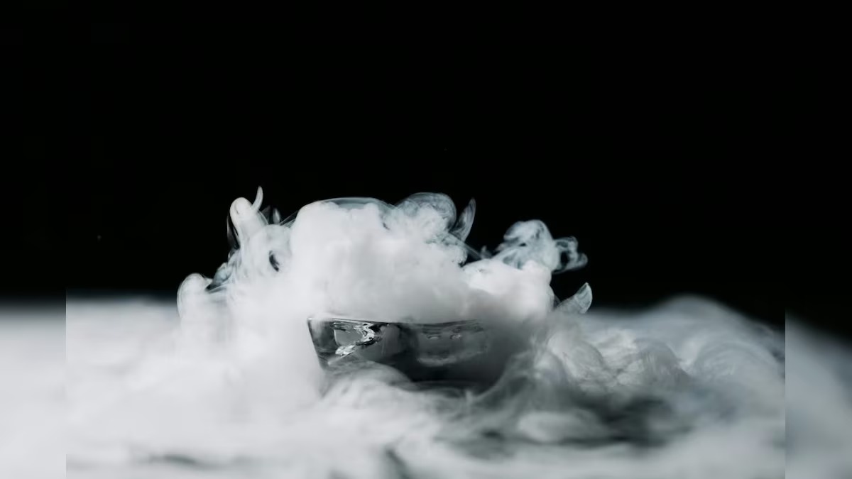 Dry Ice: தெரியாமல் சாப்பிட்டால் கூட உயிருக்கே ஆபத்து; ட்ரை ஐஸ் என்றால் என்ன தெரியுமா?