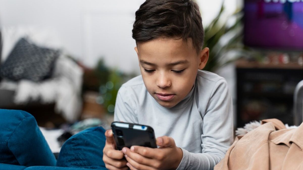 Child Phone Addiction: குழந்தைகள் மொபைல் டிவி பார்க்காமல் சாப்பிட வைப்பது எப்படி?