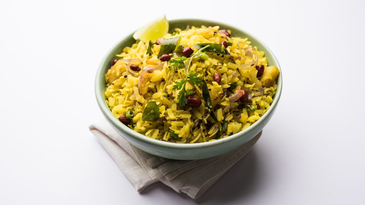Poha Recipe: காலையில் சமைக்க சோம்பேறி இருக்கா? அப்போ இந்த ரெசிபியை ட்ரை பண்ணுங்க!