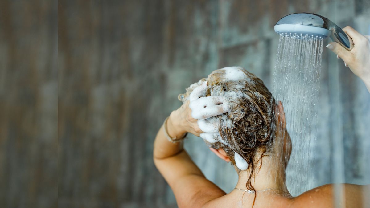 Summer Haircare: கொளுத்தும் வெயிலில் வாரத்திற்கு எத்தனை முறை தலைக்கு ஷாம்பு போடலாம்?