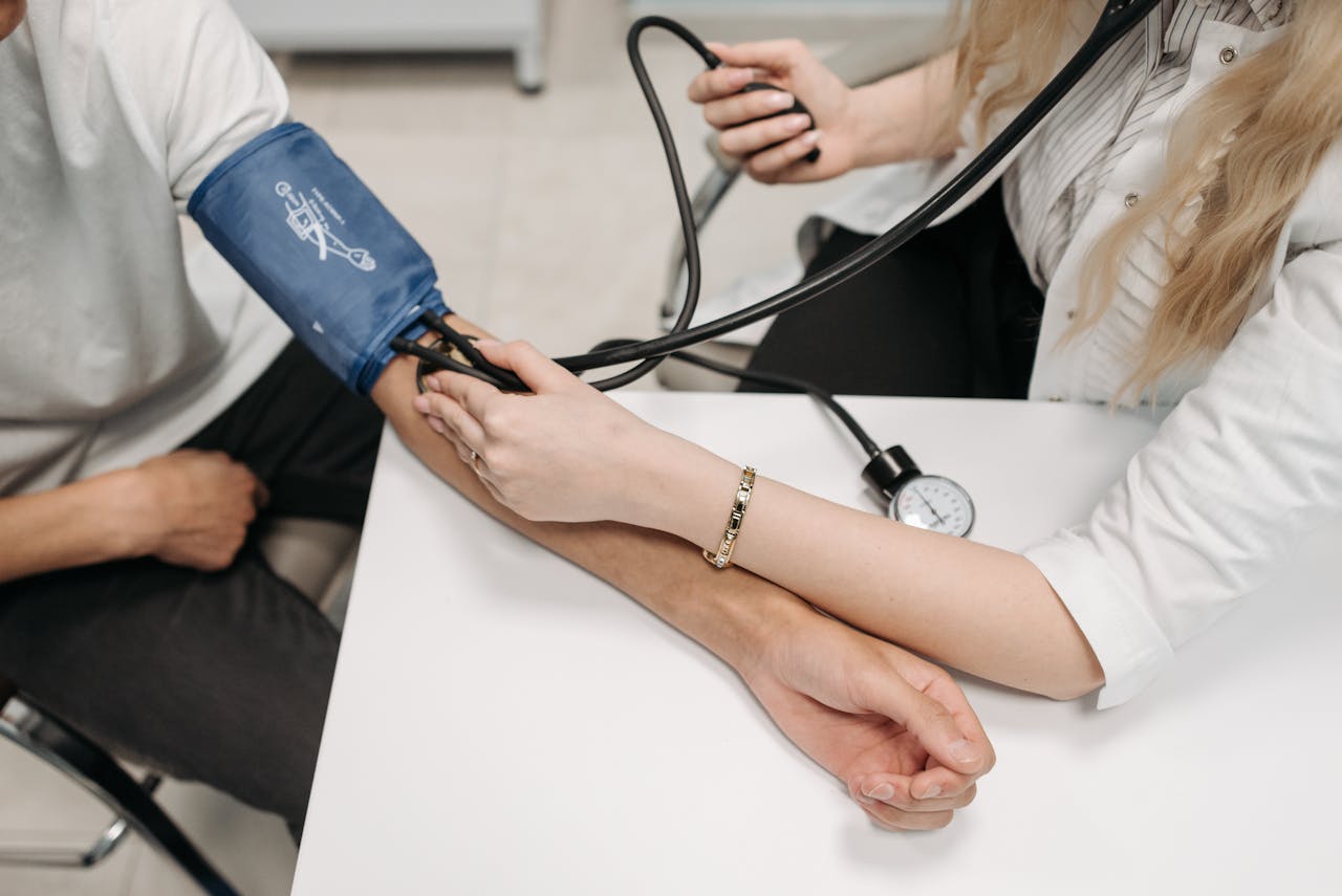 High Blood Pressure: உயர் இரத்த அழுத்தம் ஏன் ஏற்படுகிறது? மருத்துவர்கள் கூறும் 5 காரணம் இதோ!