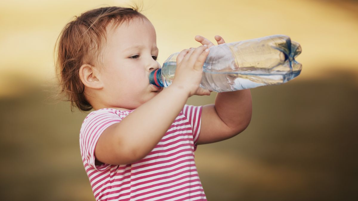 Baby Drink Water: 2 வயதுக்குட்பட்ட குழந்தைகளுக்கு எவ்வளவு தண்ணீர் கொடுக்க வேண்டும்?