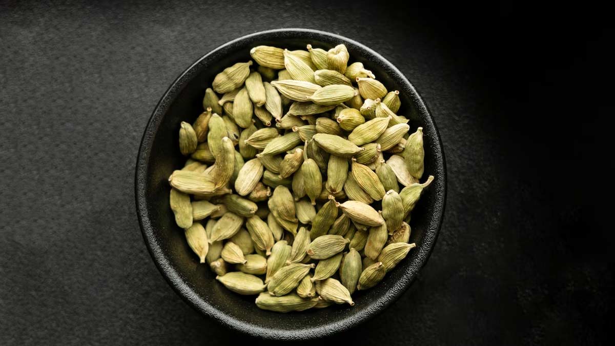 Superfood Elaichi: சாப்பிட்ட பின் 2 ஏலக்காயை மென்று சாப்பிடுவது எவ்வளவு நல்லது தெரியுமா?