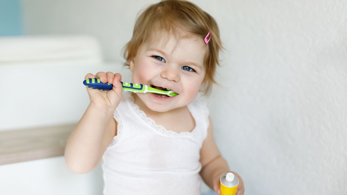 Toothbrush For Children: உங்க குழந்தைக்கு டூத் பிரஸ் யூஸ் பண்றாங்களா? எப்படி தேர்வு செய்யணும் தெரியுமா?
