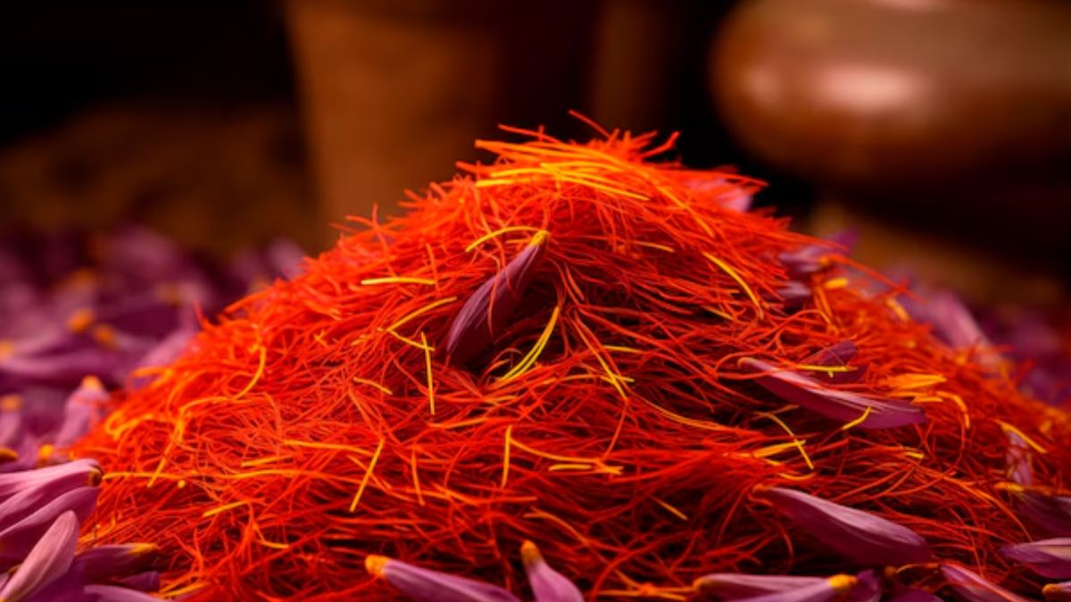 Saffron For Skincare: முகம் ஜொலிக்கனுமா? குங்கமப்பூவை இப்படி யூஸ் பண்ணுங்க!