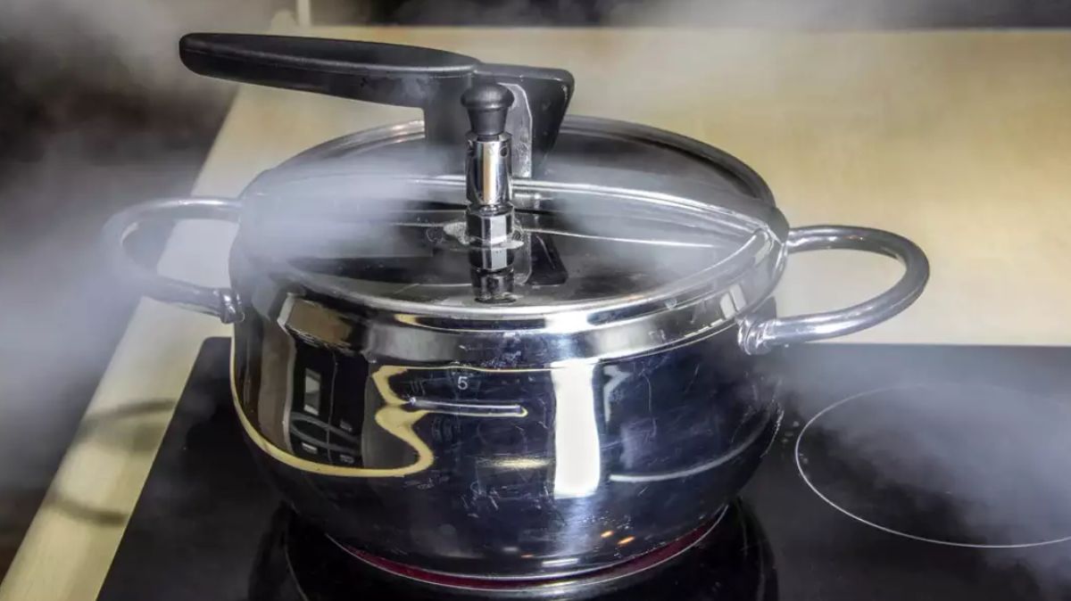 பிரஷர் குக்கரில் சமைக்கிறீர்களா? நல்லது கெட்டதை தெரிஞ்சிகோங்க
