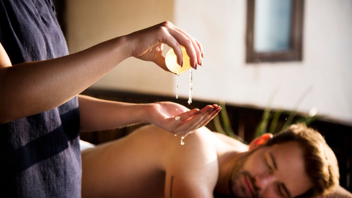 Sesame Oil Massage Benefits: உடம்பு வலி காணாமால் போக நல்லெண்ணெய் மசாஜ் செய்யுங்க