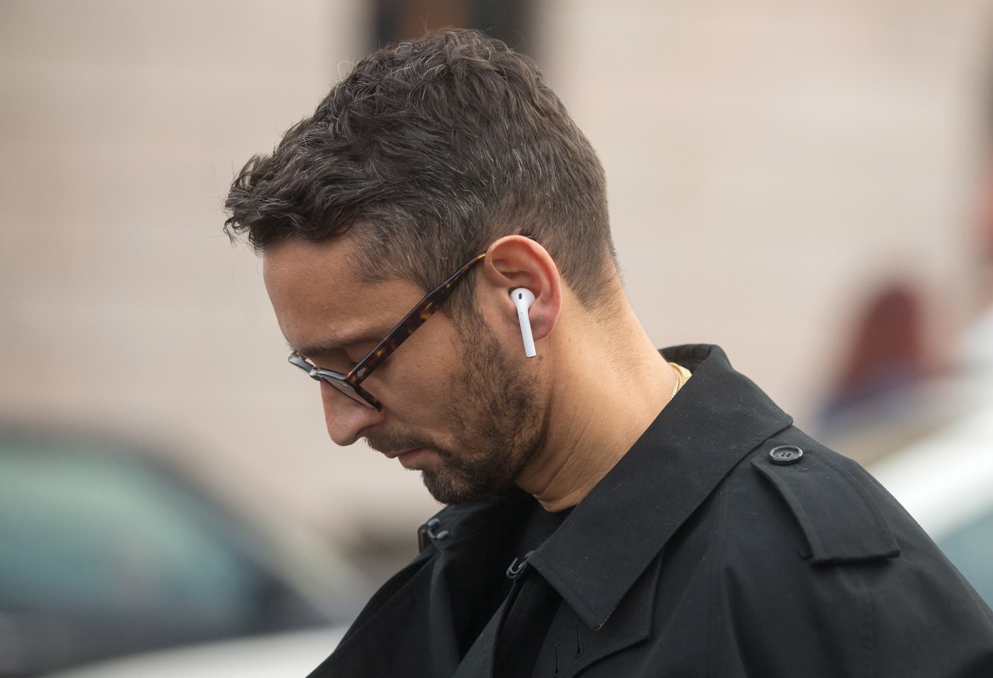 AirPods and Cancer: அதிகமாக புளூடூத் ஹெட்ஃபோன் பயன்படுத்துவது மூளைப் புற்றுநோயை ஏற்படுத்துமா?