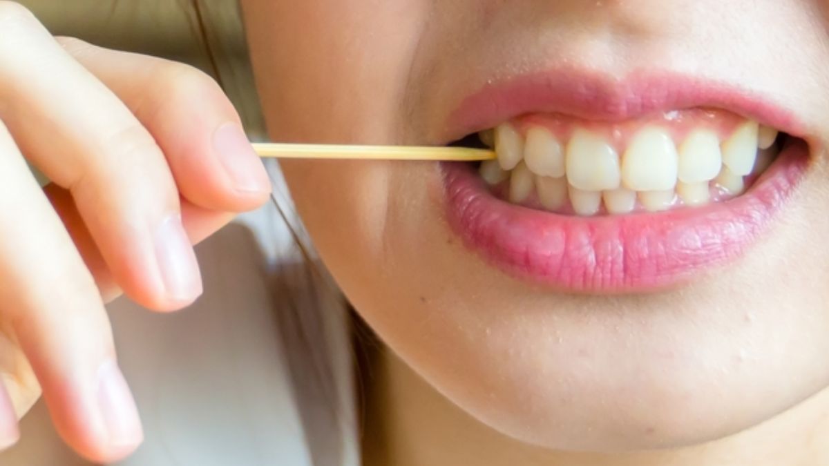 Toothpick Side Effects: பற்களில் சிக்கிய உணவுகளை எடுக்க குச்சி யூஸ் பண்றீங்களா? அப்ப இத முதல்ல பாருங்க