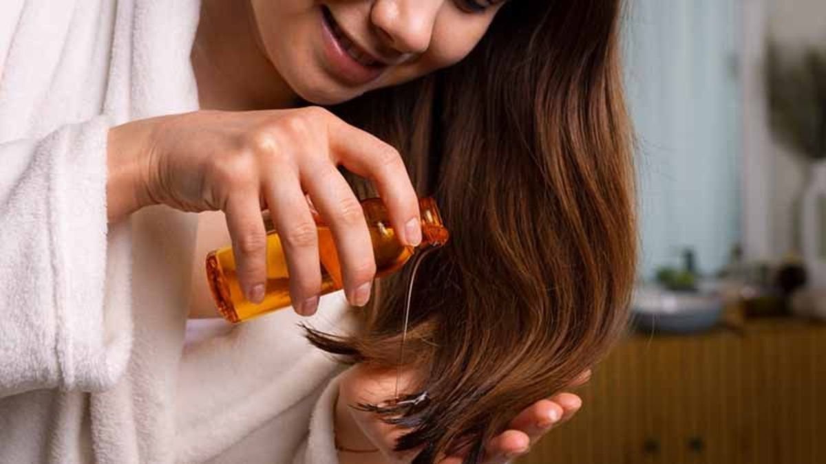 Oiling Hair Overnight: தூங்கும் முன் தலைக்கு எண்ணெய் வைக்கும் பழக்கம் உள்ளதா? இதன் தீமைகள் இங்கே!