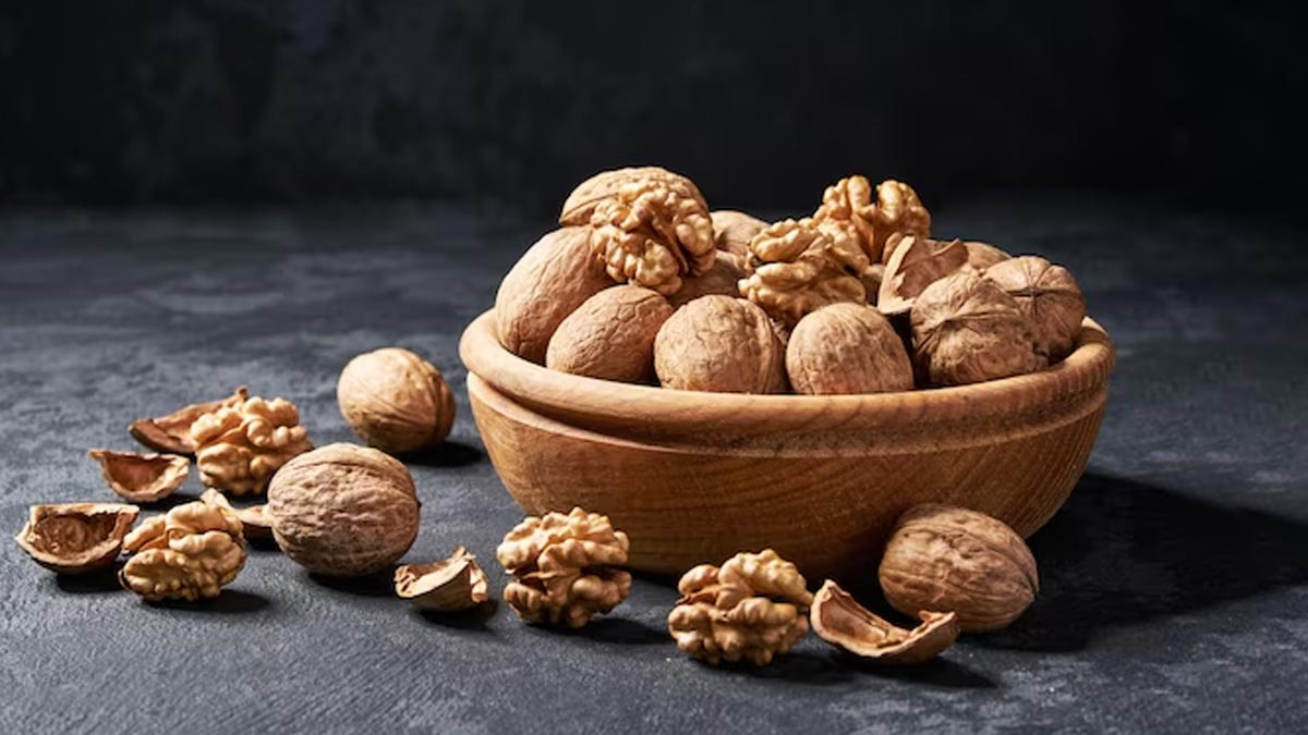 Benefits of Walnuts: நீங்க எப்பவும் இளமையா இருக்கணுமா? அப்போ வால்நட்ஸ்யை இப்படி சாப்பிடுங்க!!