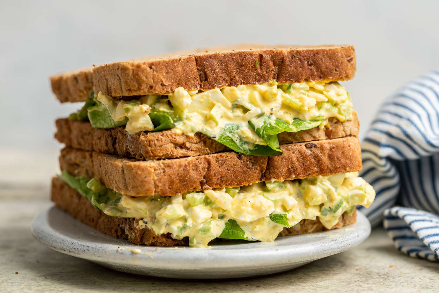 Egg Sandwich: வெறும் 10 நிமிஷம் போதும்… சூப்பரான முட்டை சான்விட்ச் செய்யலாம்!