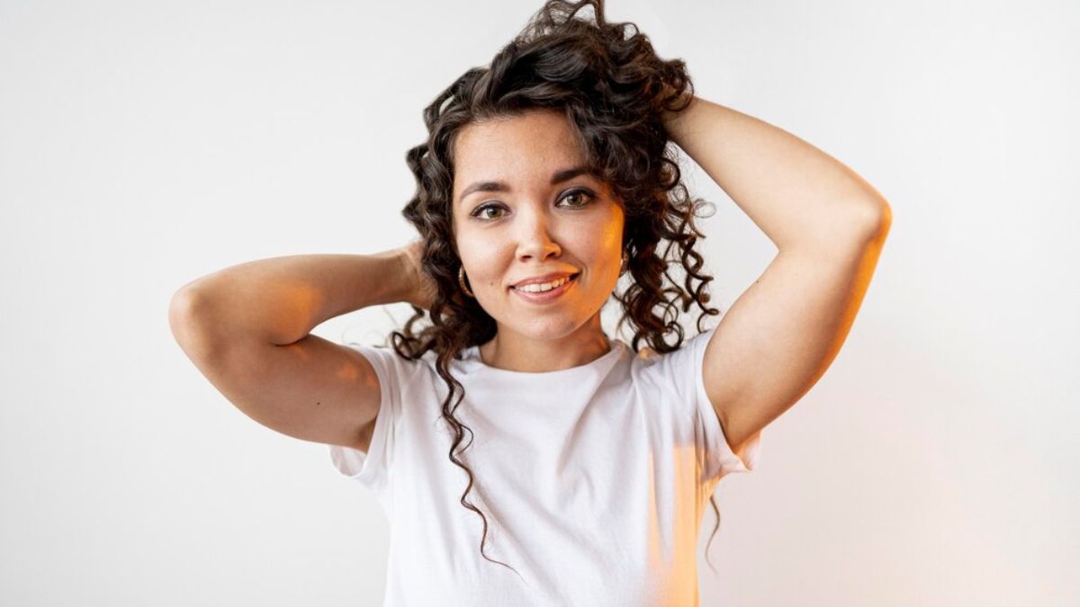 Dry and Frizzy Hair: மழைக்கால ஈரப்பதத்திலிருந்து முடியைப் பாதுகாக்க இந்த ரெமிடிஸ் யூஸ் பண்ணுங்க