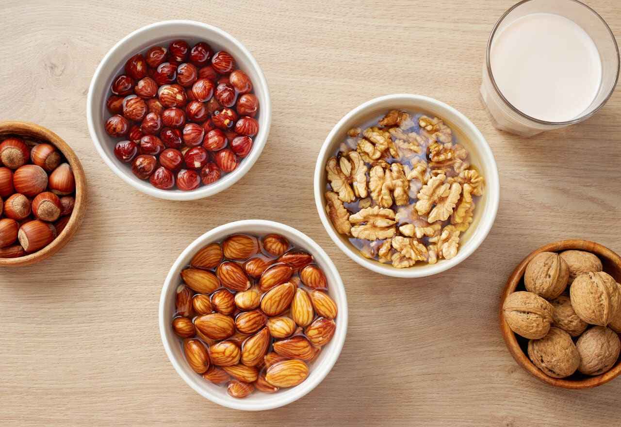 Soaking Nuts: நட்ஸ்யை தண்ணீர் அல்லது பாலில் ஊறவைத்து சாப்பிடுவது நல்லதா? நன்மைகள் இங்கே!